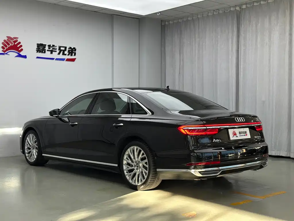 Audi A8 — фото 10