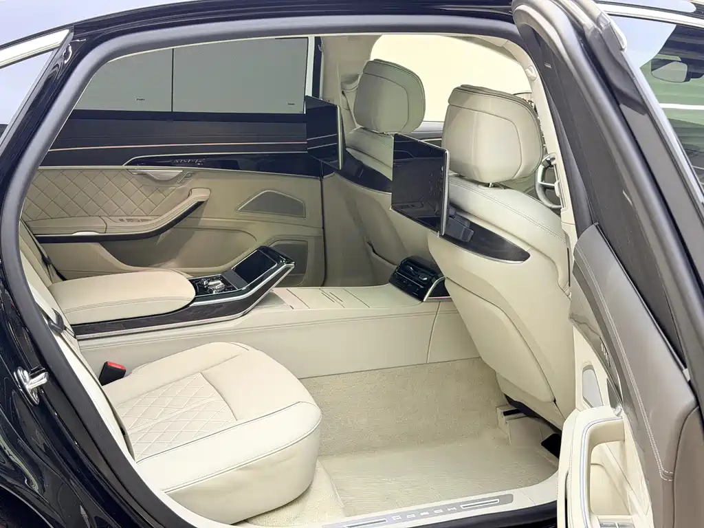 Audi A8 — фото 10