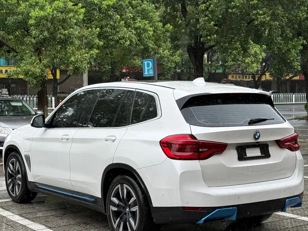 BMW iX3 — фото 9