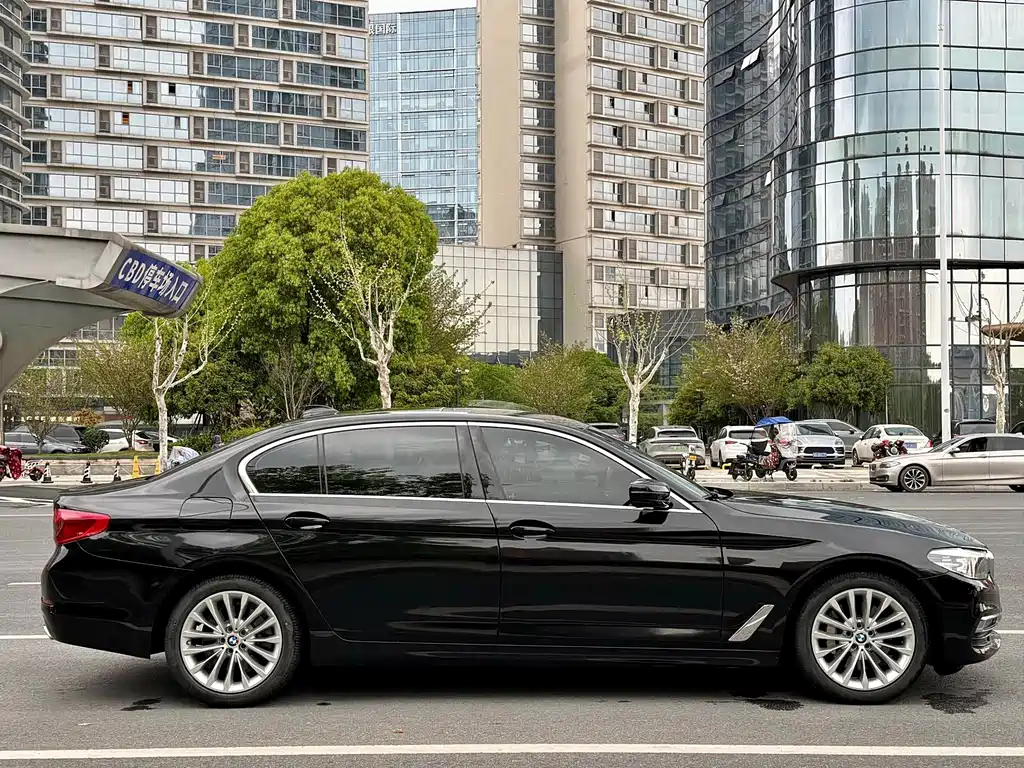 BMW 5 Series — фото 7