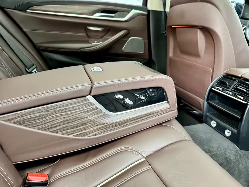 BMW 5 Series — фото 13