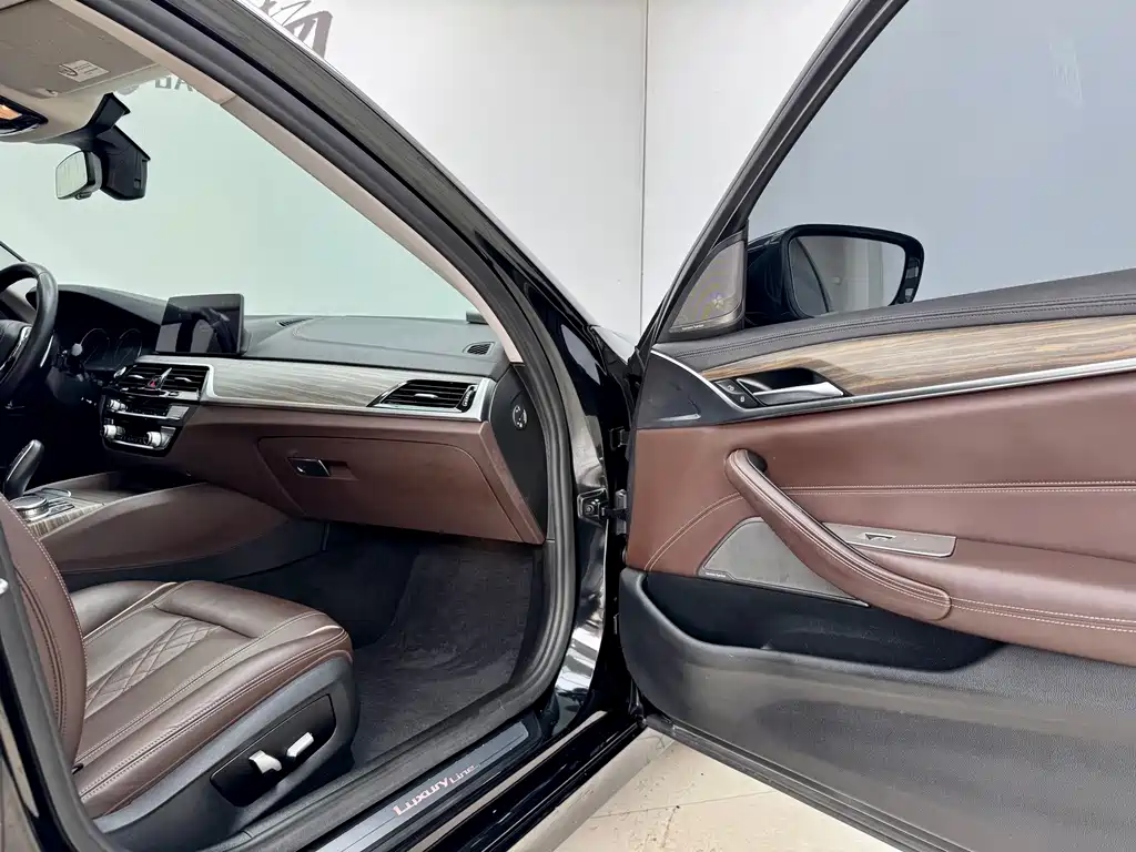 BMW 5 Series — фото 14