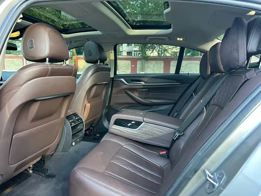 BMW 5 Series — фото 17