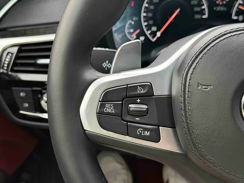 BMW 5 Series — фото 14