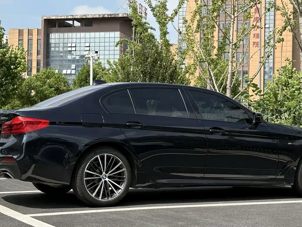 BMW 5 Series — фото 9