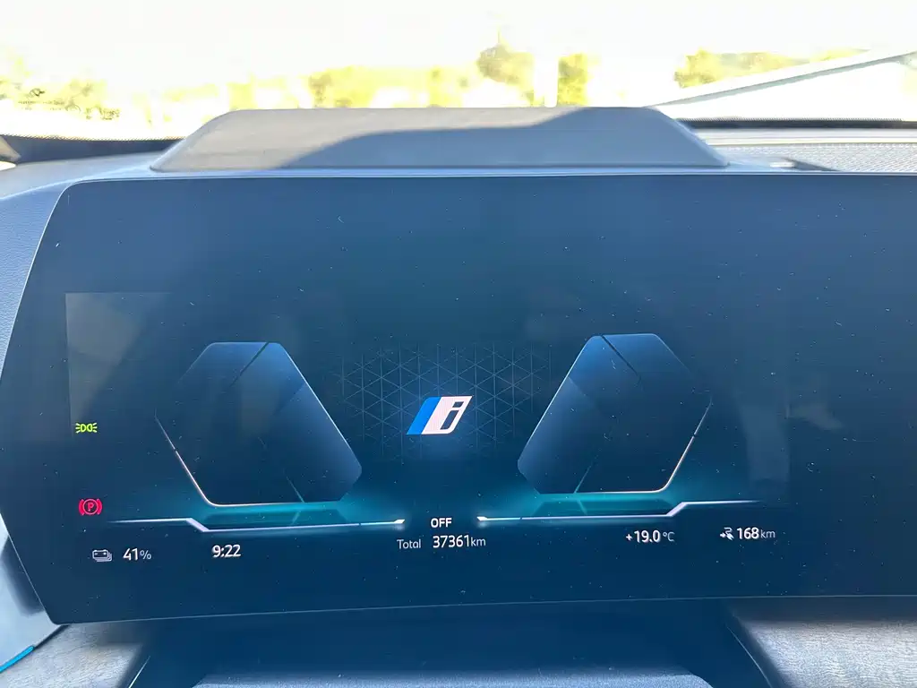 BMW iX1 — фото 10