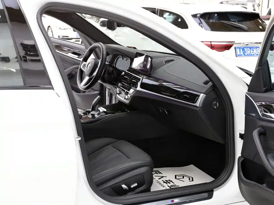 BMW 5 Series — фото 17