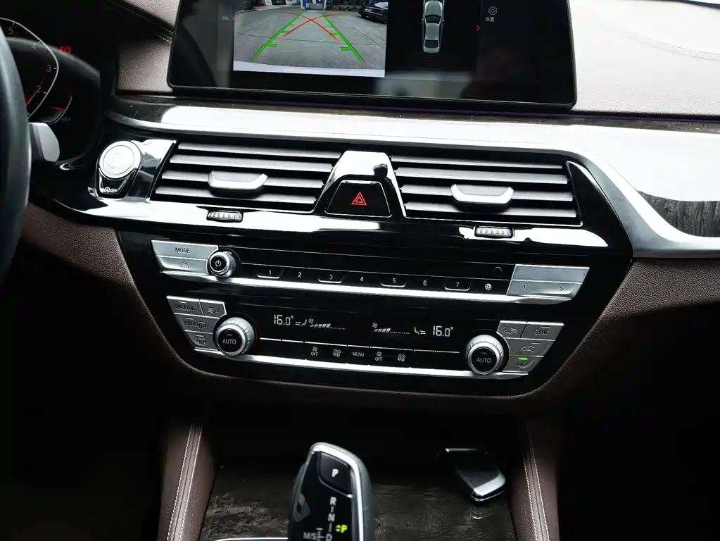 BMW 5 Series — фото 11