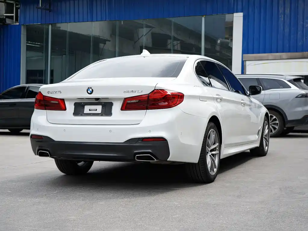 BMW 5 Series — фото 13