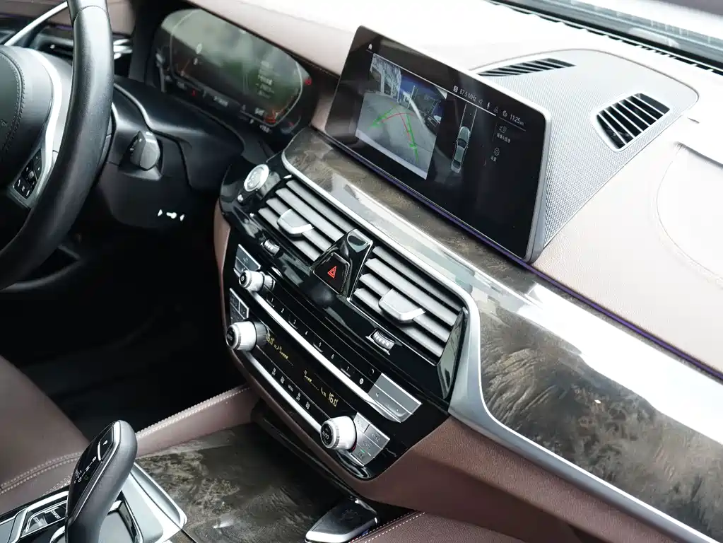 BMW 5 Series — фото 14