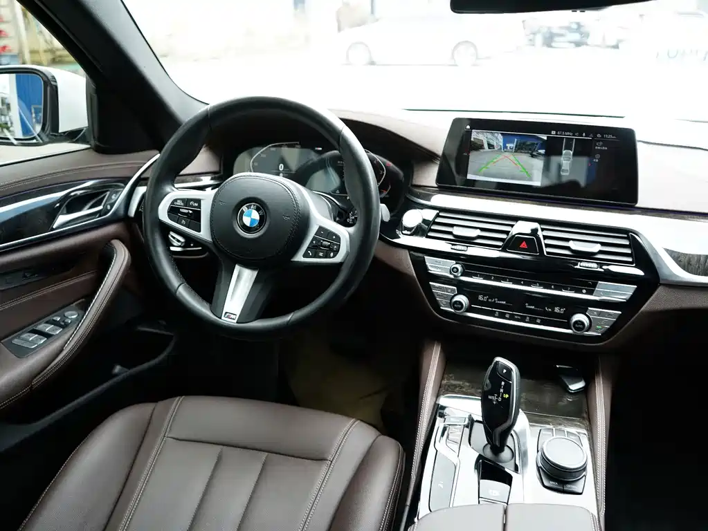 BMW 5 Series — фото 16