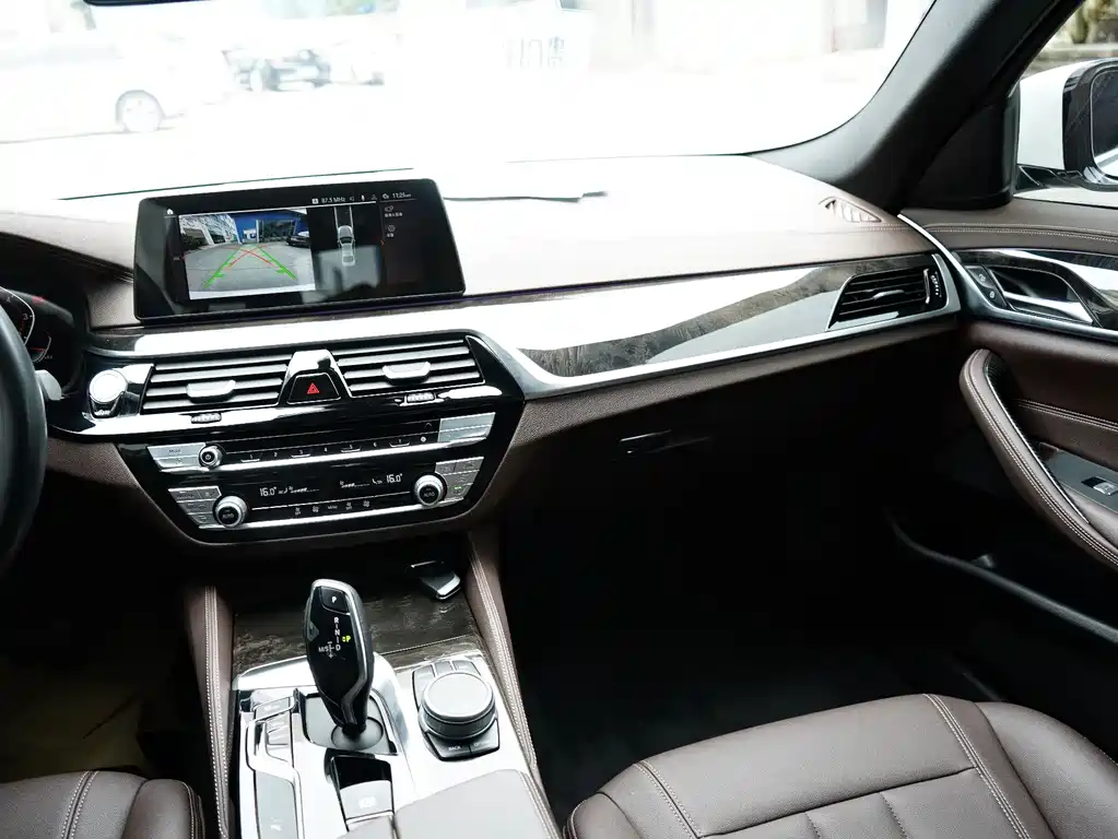 BMW 5 Series — фото 17