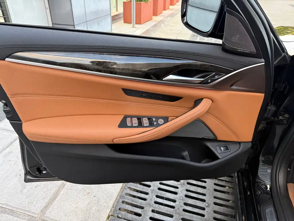 BMW 5 Series — фото 17