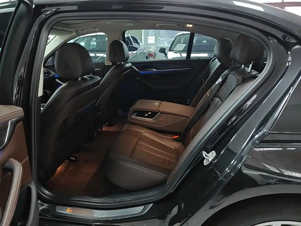 BMW 5 Series — фото 17