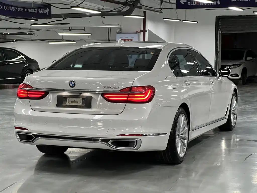 BMW 7 Series — фото 15