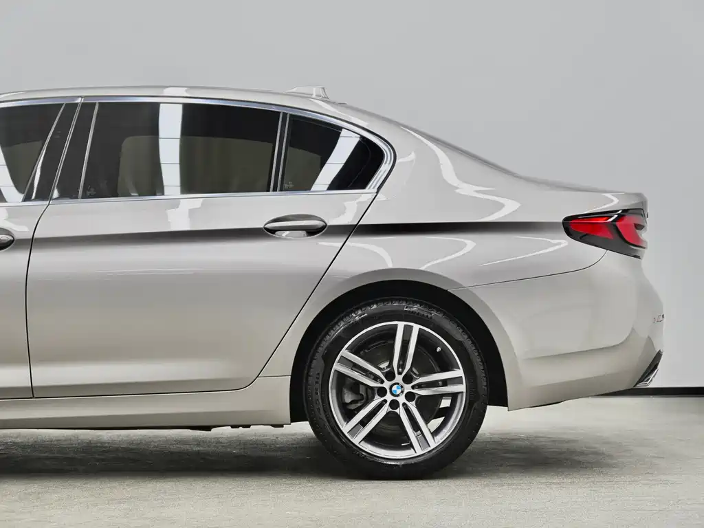 BMW 5 Series — фото 21