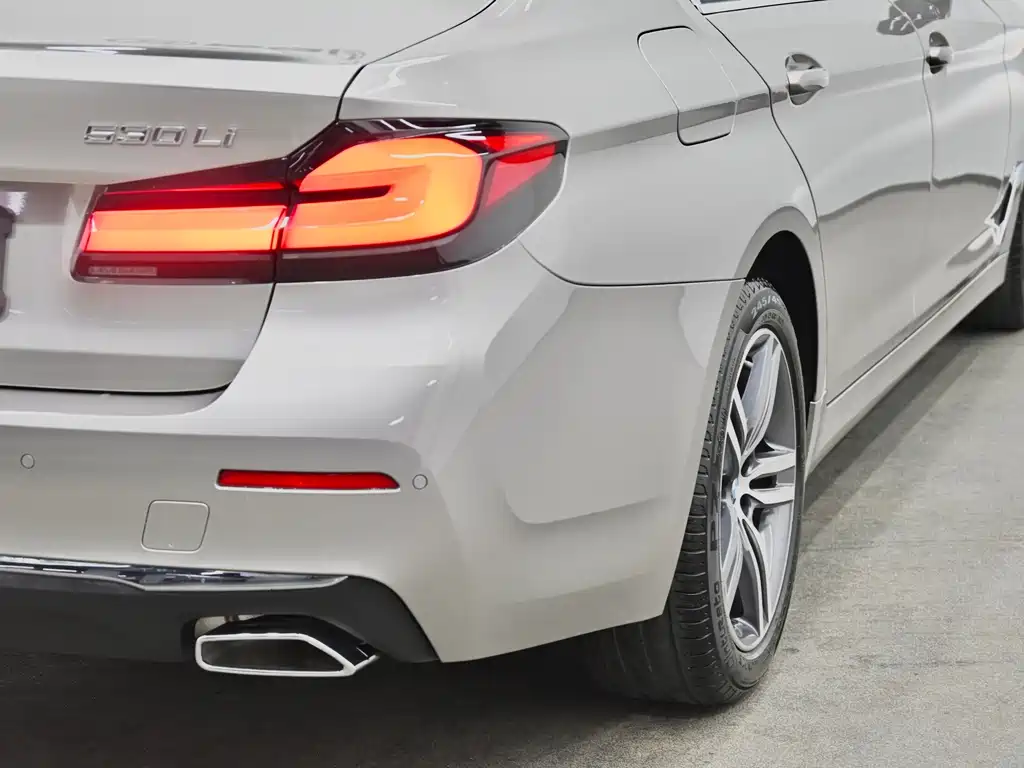 BMW 5 Series — фото 32