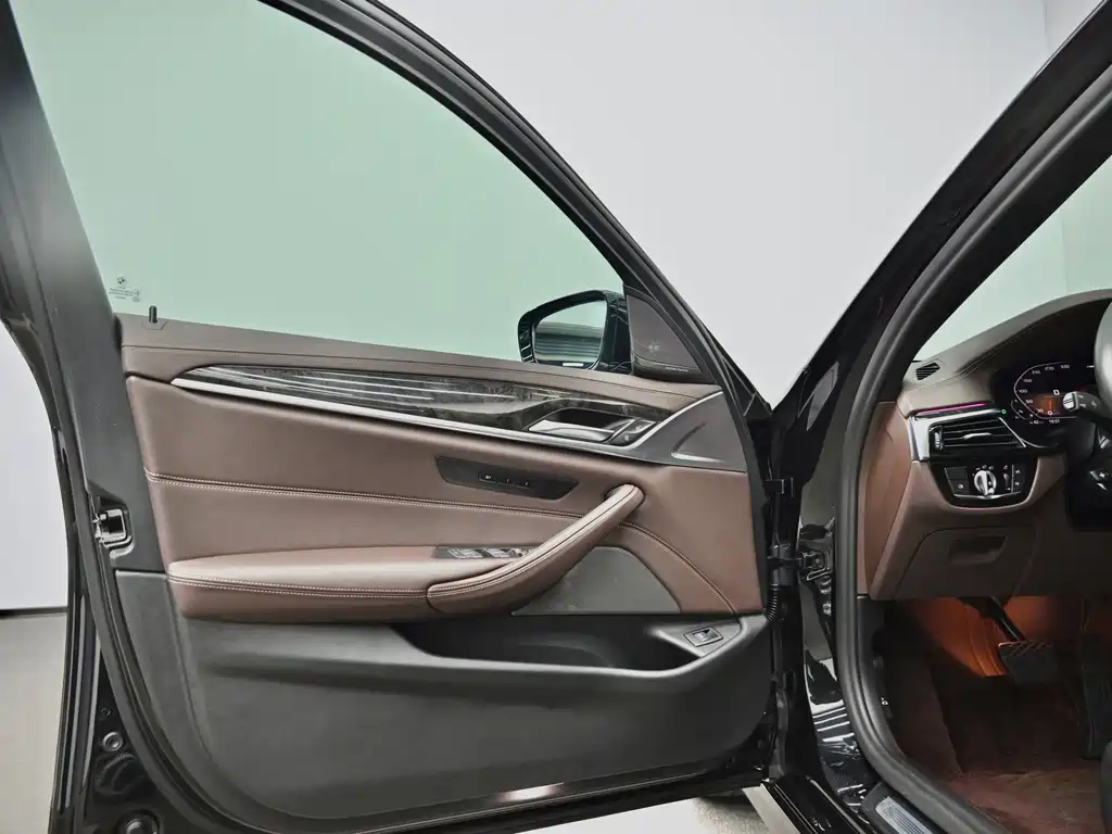 BMW 5 Series — фото 19