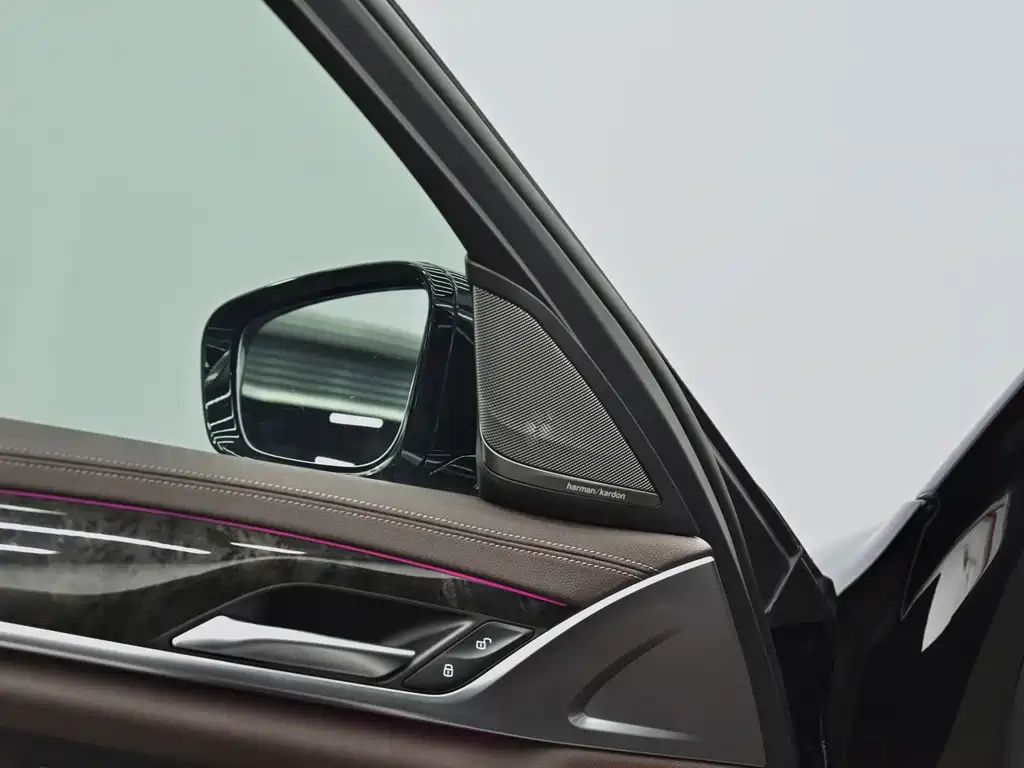 BMW 5 Series — фото 20