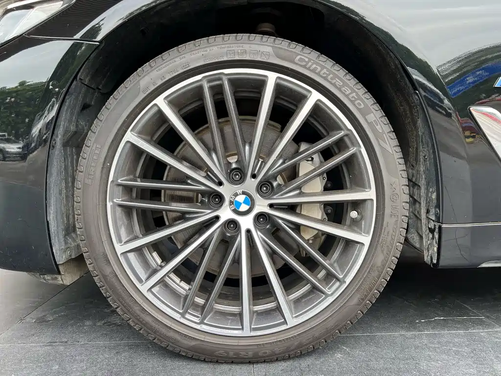 BMW 5 Series — фото 13