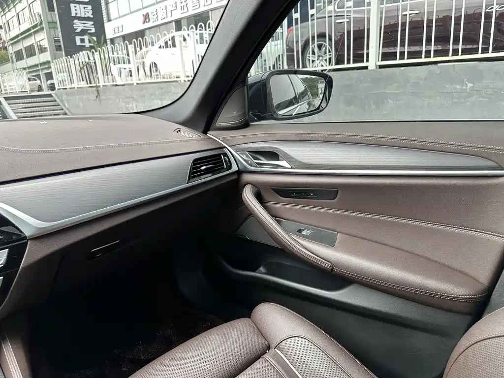 BMW 5 Series — фото 13