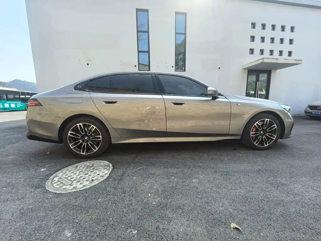 BMW 5 Series — фото 14
