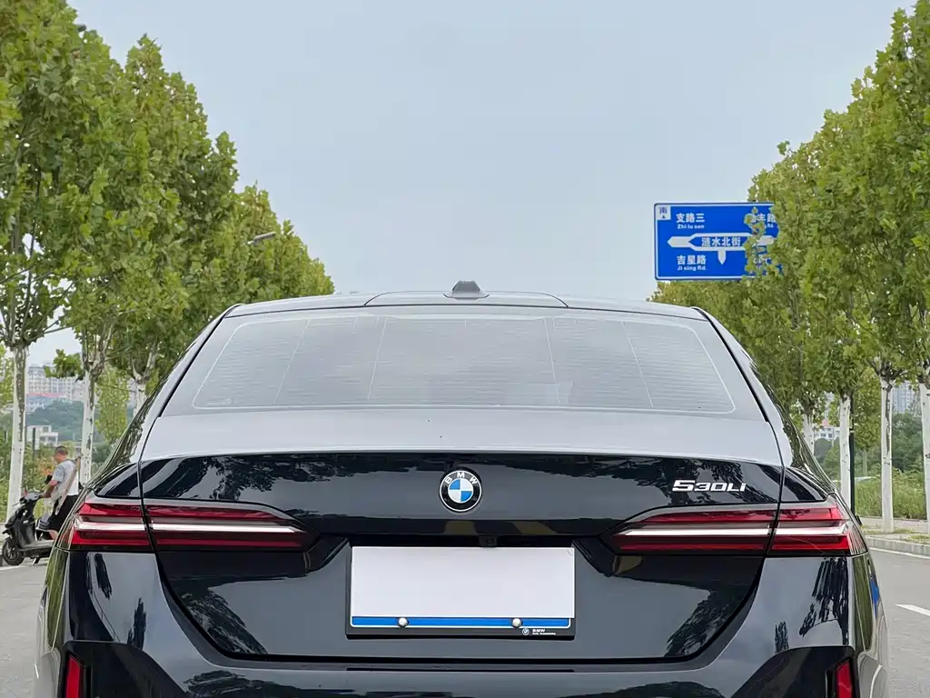 BMW 5 Series — фото 5