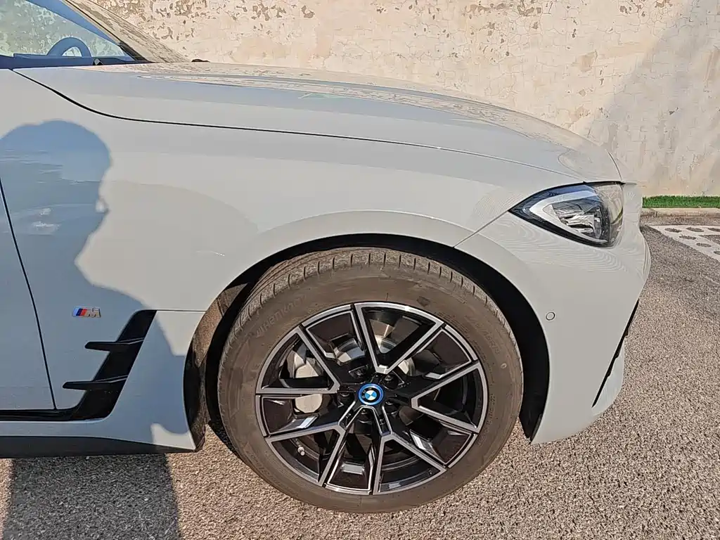 BMW i4 — фото 9