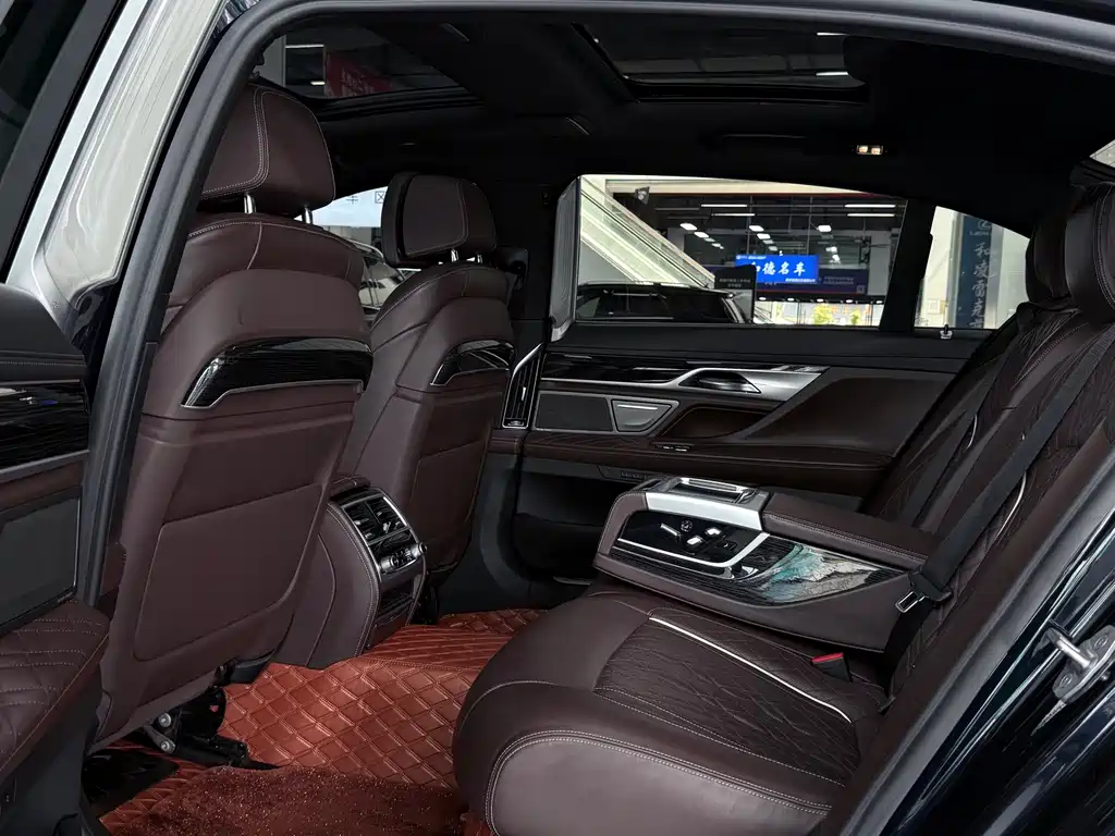 BMW 7 Series — фото 13