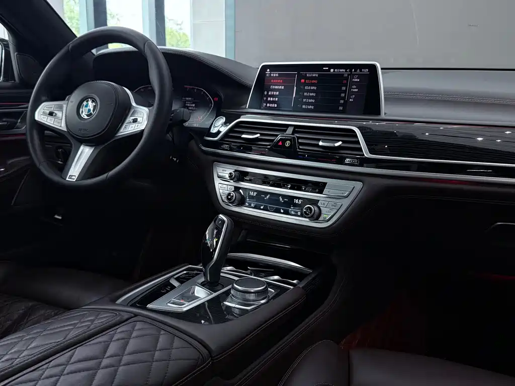 BMW 7 Series — фото 8