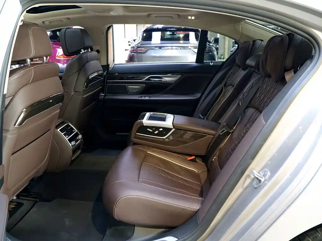 BMW 7 Series — фото 17