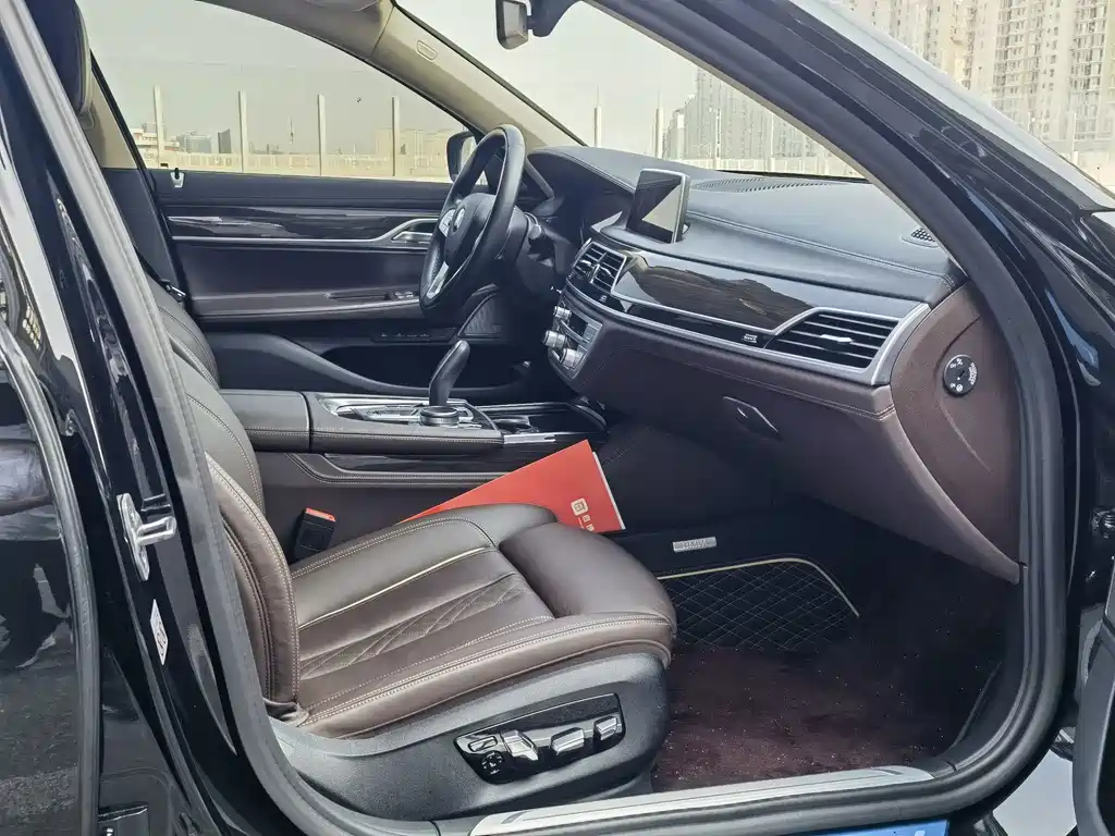 BMW 7 Series — фото 11