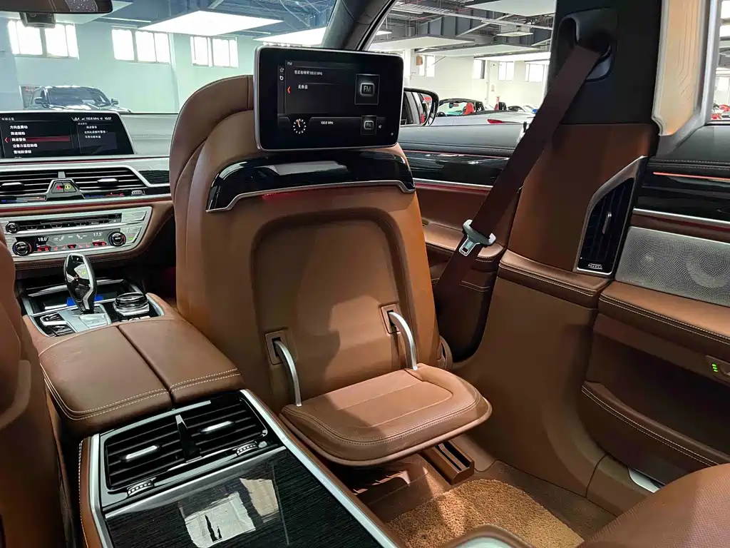 BMW 7 Series — фото 29