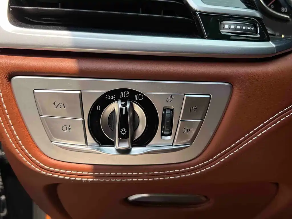 BMW 7 Series — фото 31