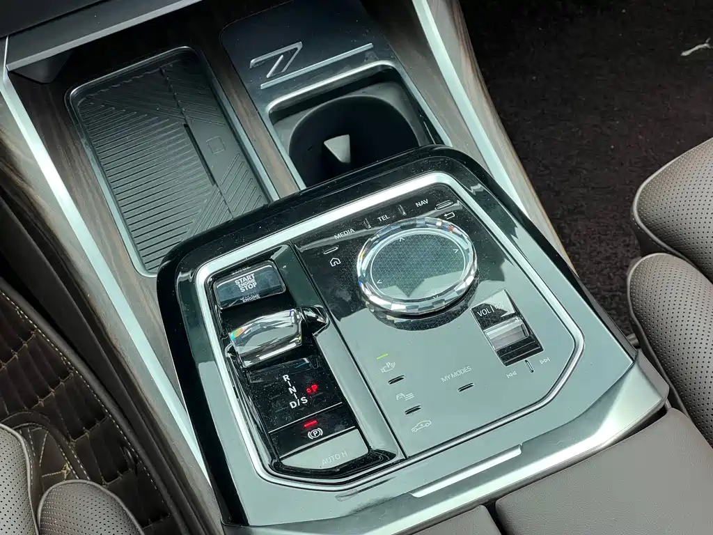 BMW 7 Series — фото 14