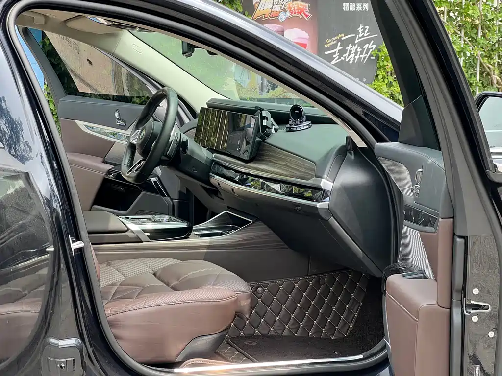BMW 7 Series — фото 10