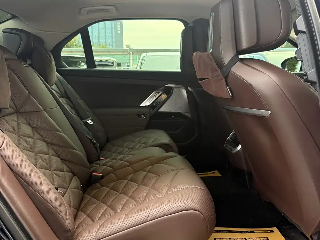 BMW 7 Series — фото 17