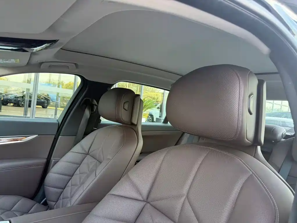 BMW 7 Series — фото 14