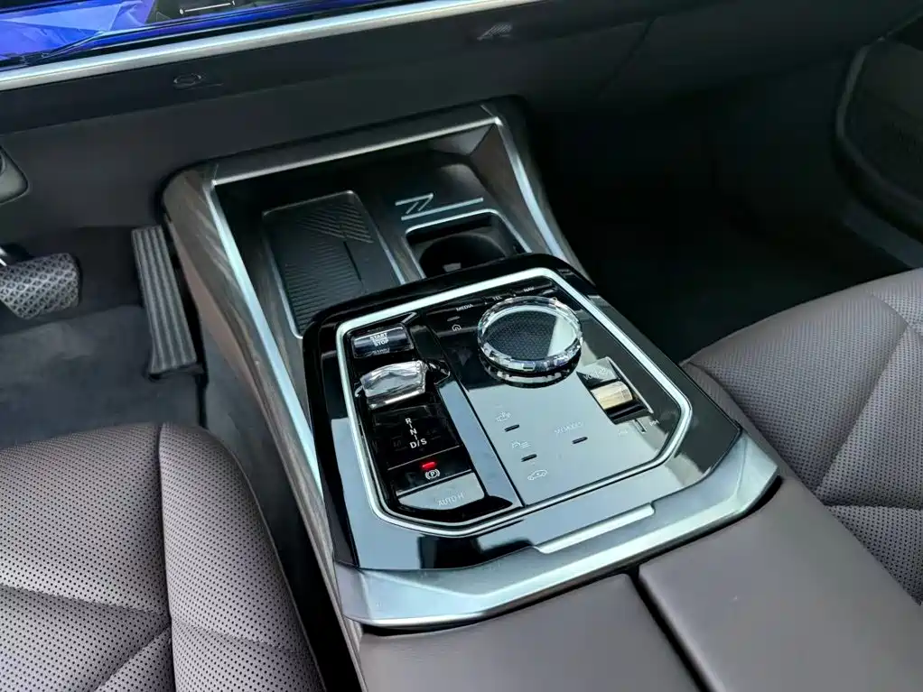 BMW 7 Series — фото 10