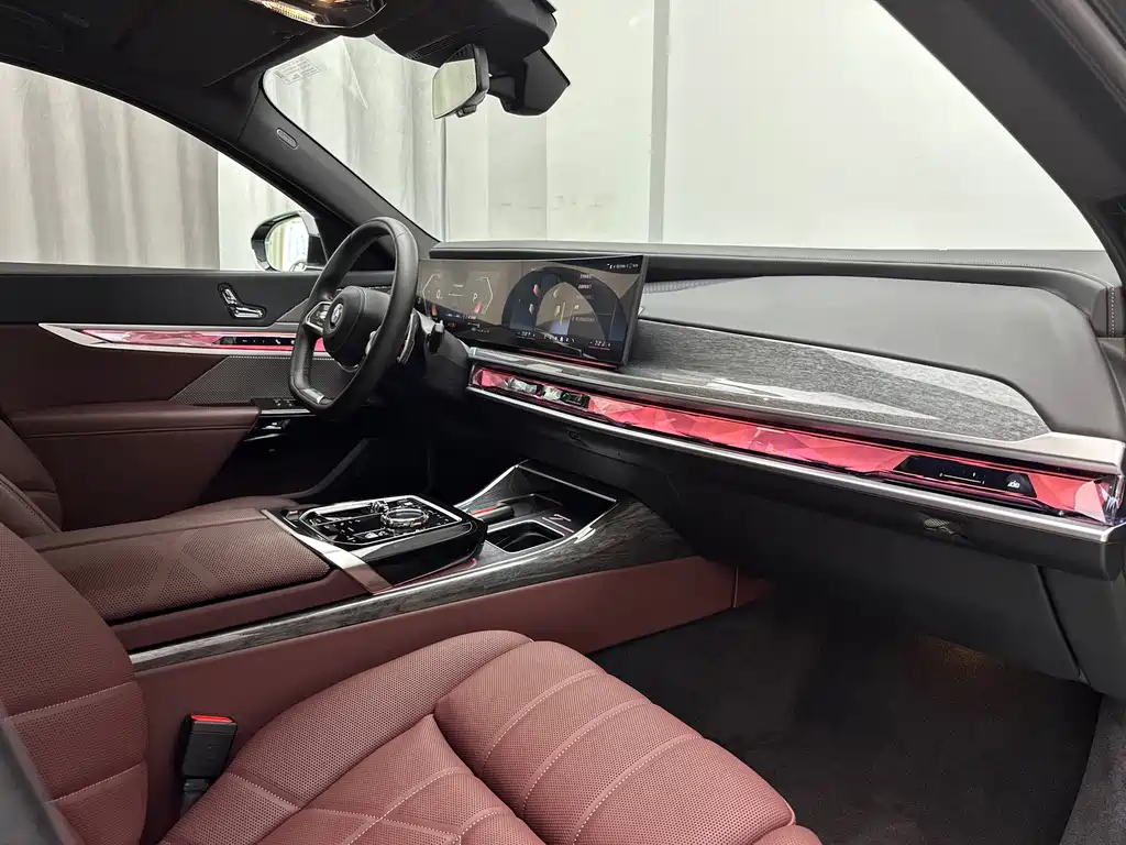 BMW 7 Series — фото 26