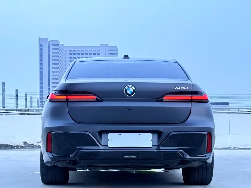 BMW 7 Series — фото 11
