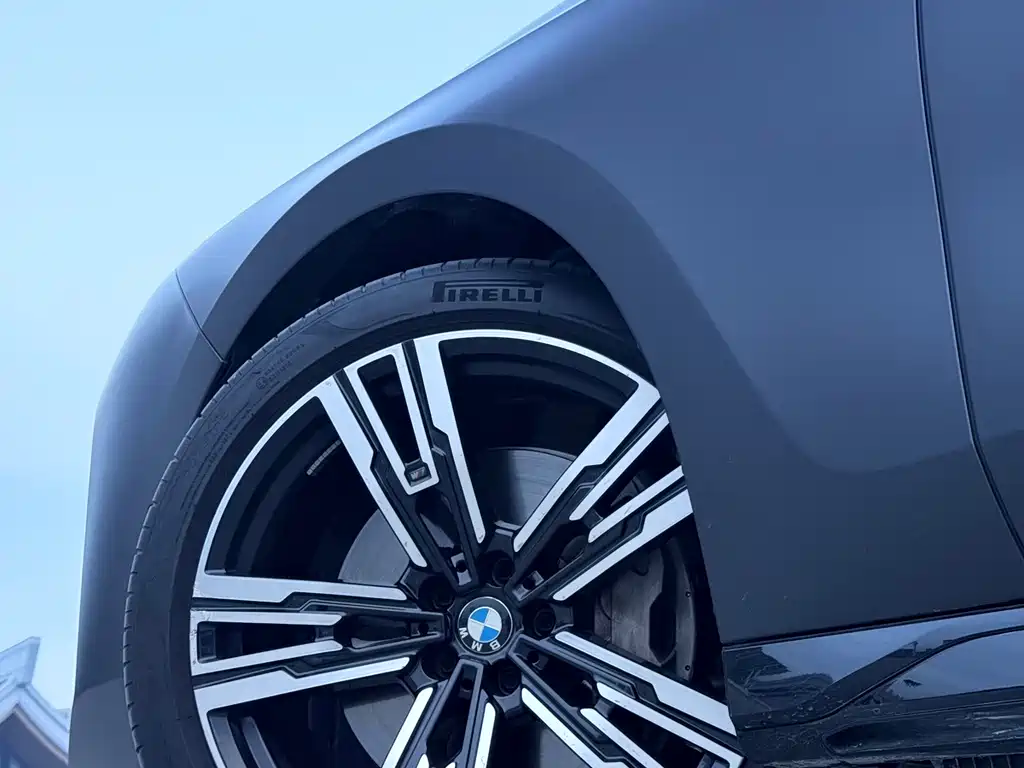 BMW 7 Series — фото 14