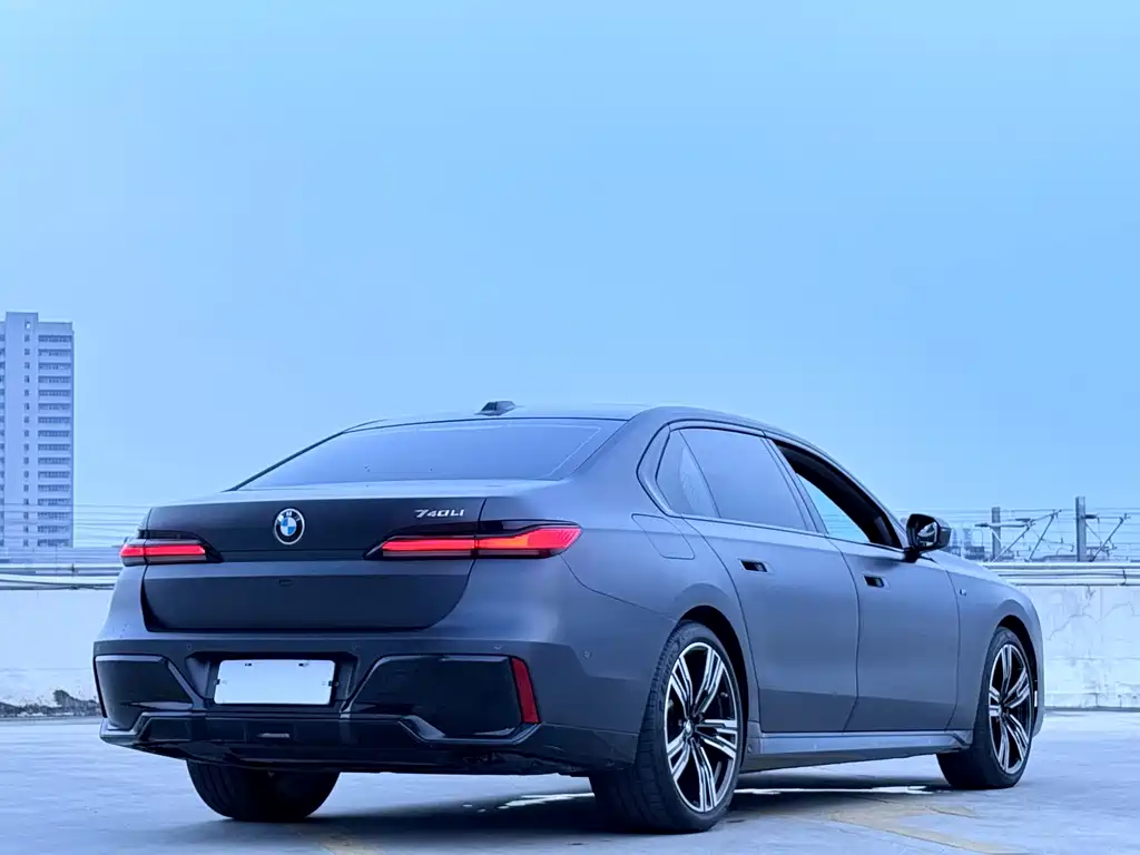 BMW 7 Series — фото 10