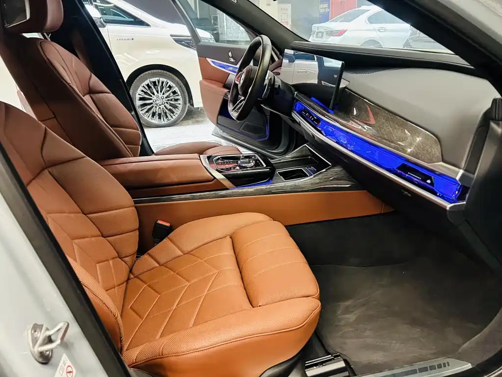 BMW 7 Series — фото 21