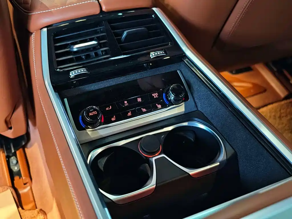 BMW 7 Series — фото 28