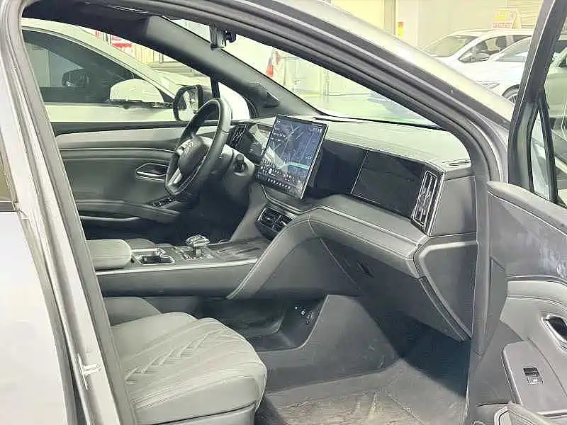 BYD L DM-i — фото 8