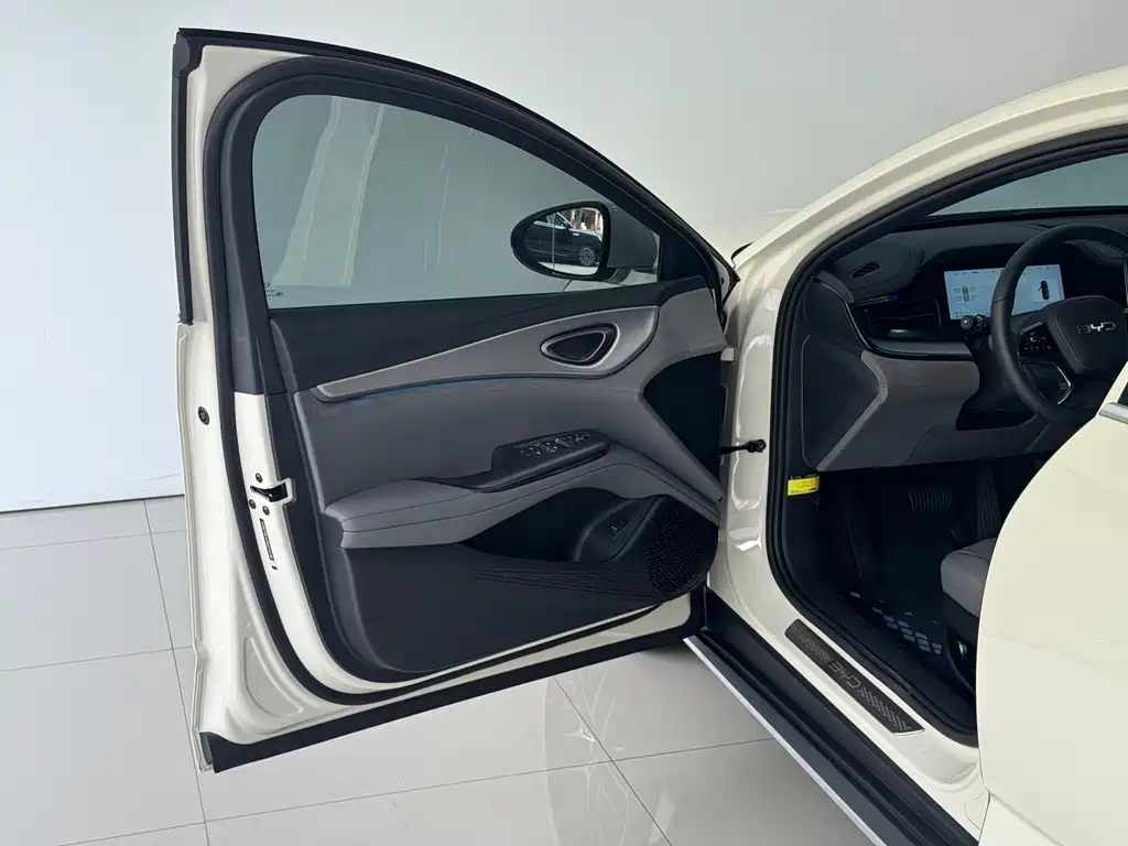 BYD Seal 07 DM-i — фото 13