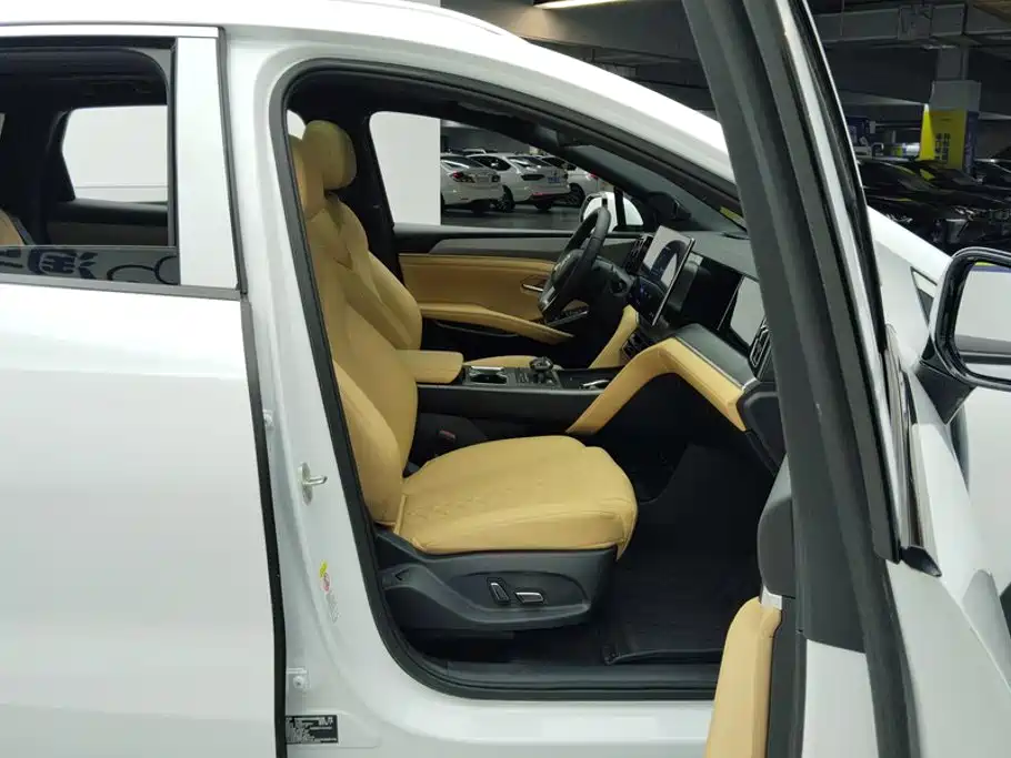 BYD L DM-i — фото 8