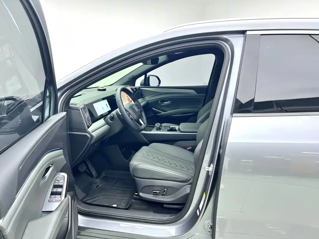 BYD L DM-i — фото 8