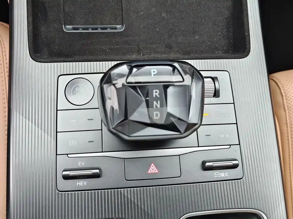 BYD L DM-i — фото 14